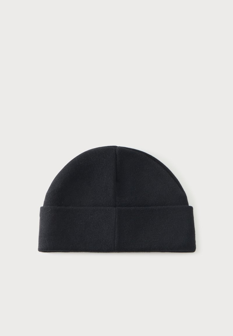 Bonnet en maille noire avec un revers plié, présenté à plat sur un fond gris clair.