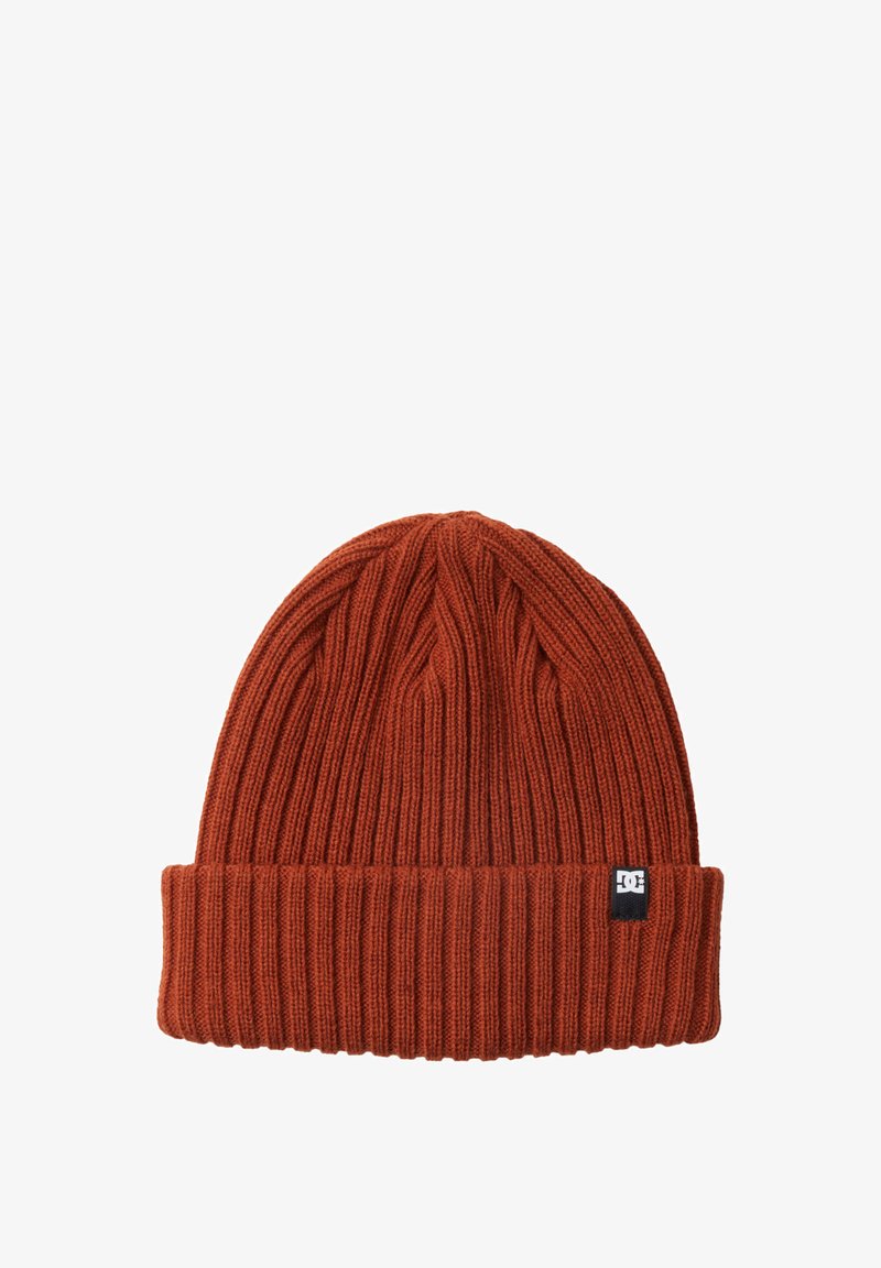 Gorro de punto naranja con textura de canalé vertical y con un dobladillo doblado. Presenta una pequeña etiqueta de marca negra en el lado.