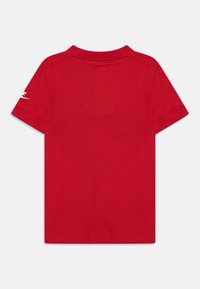 Nike Sportswear FUTURA EVERGREEN TEE UNISEX - Apdrukāts T-krekls - university red/white
