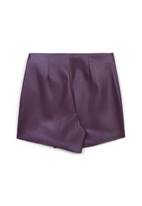 Pantaloni corti in pelle viola con pieghe frontali, una texture liscia e un taglio asimmetrico. Senza hardware o dettagli visibili.