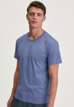 Korte mouw blauwe t-shirt met een ronde halslijn, een gladde textuur en een ruime pasvorm, gecombineerd met een patroonshort.