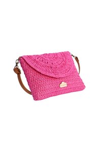 Bolso de mano tejido en color rosa con cierre de solapa y correa ajustable marrón. Presenta un patrón texturizado y un pequeño acento de logotipo metálico.