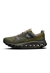 Herensportschoenen in olijfgroen, met een ademende bovenkant van mesh, zwarte accenten en een unieke gevoerde zool met uitsparingen.