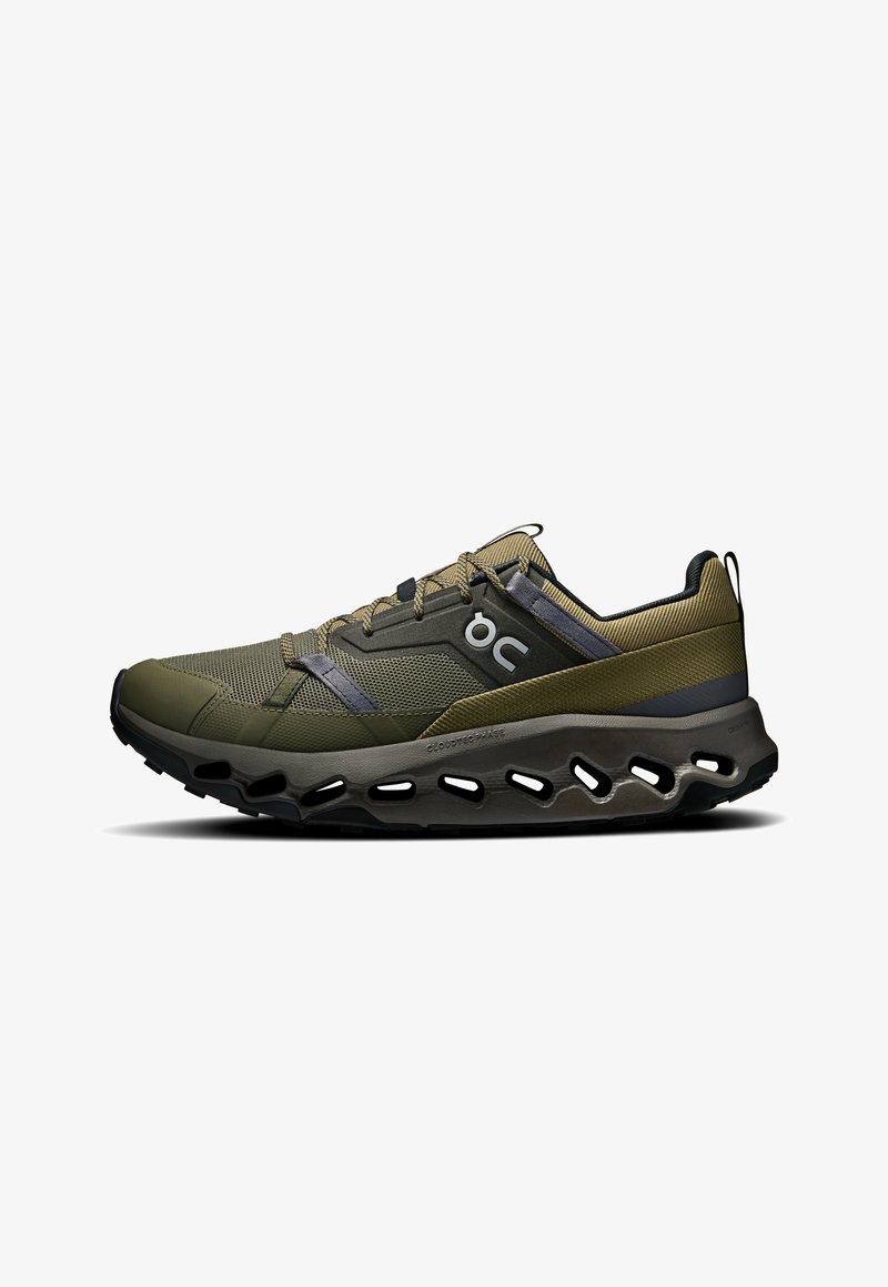 Zapatillas deportivas para hombres en verde oliva, con una parte superior de malla transpirable, acentos en negro y una suela acolchada única con recortes.