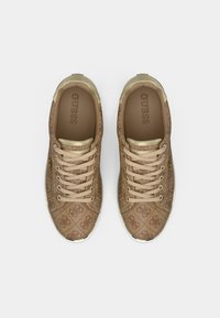 Baskets marron à motifs avec des accents dorés. Présentent des lacets beiges et une surface texturée. Logo embossé sur la semelle intérieure, semelle en caoutchouc blanche.