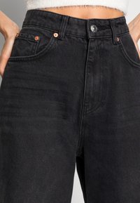 Gina Tricot 90S OVERSIZE - Calças de ganga de corte relaxado - offblack