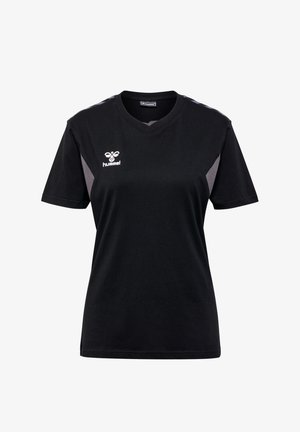 Svart sport t-shirt i bomull med V-ringning och korta ärmar. Har grå detaljer på axlarna och en tryckt logotyp på bröstet.