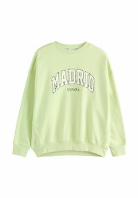 Sudadera verde claro con cuello redondo, hombros caídos y puños acanalados. Presenta las palabras "MADRID" y "ESPAÑA" impresas en negro en la parte delantera.
