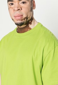 Weekday T-shirt básica - bright green
