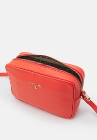 Rød læder crossbody taske med tekstureret finish, guldfarvet hardware, lynlås lukning og mønstret inderfor med brandets logo.