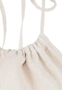 Borsa in lino naturale con coulisse, di colore beige chiaro, tessuto testurizzato e sottili spalline regolabili.
