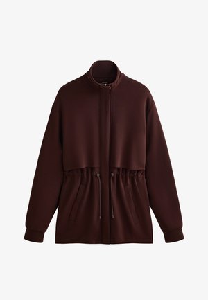 Bordeauxfarbener Zip-Hoodie mit hohem Kragen, tailliertem Bund und Seitentaschen. Aus weichem Stoff mit glatter Textur und lockerer Passform.