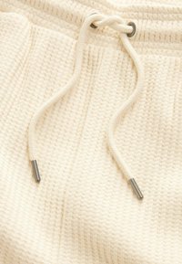 Next REGULAR FIT - Rövidnadrágok - ecru white