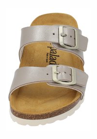 Sandali in pelle grigio chiaro con due cinturini regolabili, fibbie argentate, soletta in similpelle e suola spessa in sughero con base in gomma bianca.
