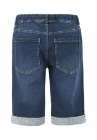 Tummansiniset denimin shortsit, joissa on käännetty helma, joustava vyötärönauha ja kaksi takataskua. Shortsissa on kontrastitetut saumat ja sileä pinta.