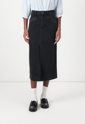 Svart denim midi-skjørt med frontsplitt, høy midje og to frontlommer. Kombinert med hvite ribbestrikkede sokker og svarte loafers.