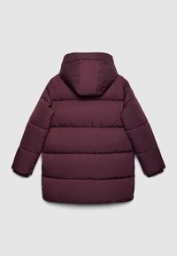 Giacca invernale imbottita viola con cappuccio, maniche lunghe e cuciture orizzontali, vista da dietro su uno sfondo grigio chiaro uniforme.