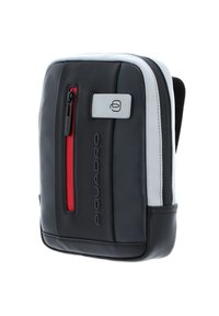 Borsa a tracolla Piquadro in pelle nera con zip rossa e dettagli grigi. Presenta un design rettangolare elegante e un dettaglio con logo sul fronte.