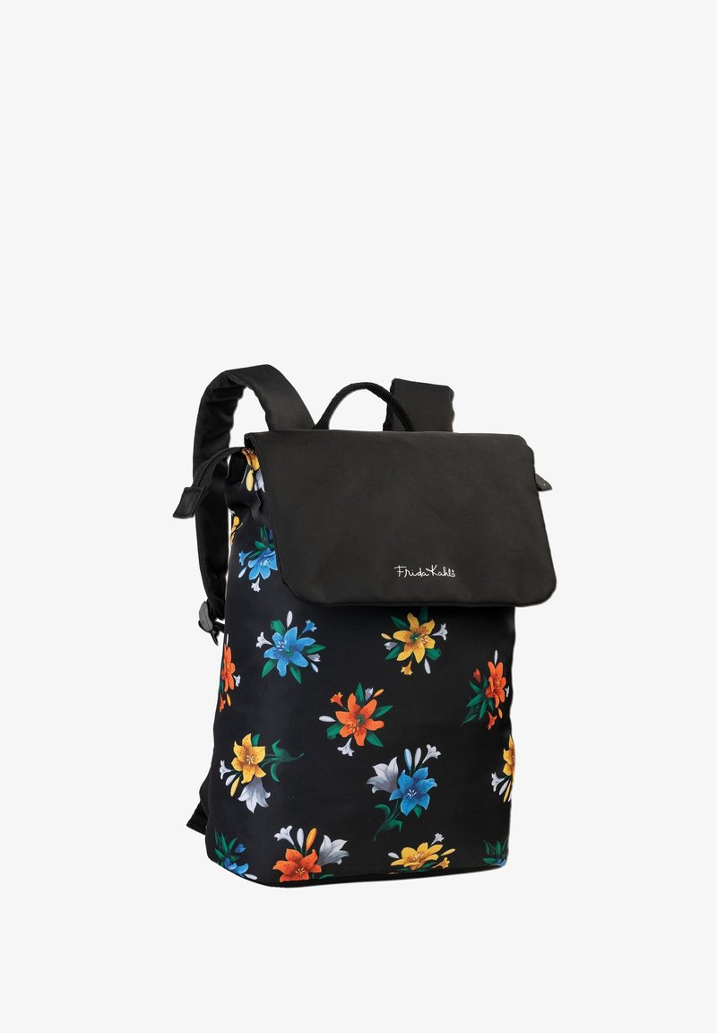 Rucksack mit einem schwarzen Stoffboden und bunten Blumenmustern in Orange, Blau und Gelb, versehen mit einem einfarbigen schwarzen Klappe und Griff.