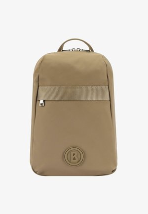 Sac à dos beige en tissu lisse, doté d'une sangle ribbed horizontale, d'une poignée supérieure et d'un logo circulaire accentué en bas au centre.
