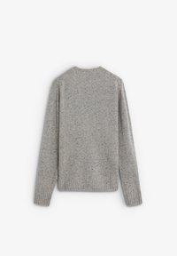 Suéter gris de punto con un patrón texturizado, cuello redondo y puños y dobladillo acanalados. La tela tiene motas de tonos más oscuros.