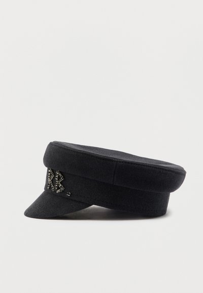 Μαύρο υφασμάτινο καπέλο με επίπεδη κορυφή, μικρή καμπυλωτή γείσο και διακοσμητικό ασημένιο διακριτικό "RB" στη μπροστινή πλευρά.