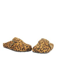 Zuecos con estampado de leopardo, parte superior de textura suave, punta redondeada y detalle de hebilla. Suela de goma negra y diseño sin cordones.