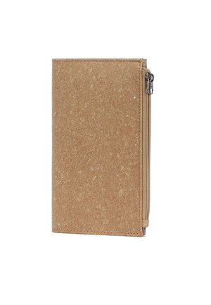 Portafoglio in sughero tan con finitura liscia, chiusura con zip superiore e bordi cuciti. Design rettangolare compatto, adatto per la conservazione.