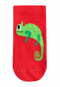 Calcetín rojo con un camaleón verde de ojos grandes y cola enroscada tejido en un lado.