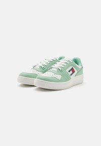 Tommy Jeans RETRO BASKET - Sneakers low - jadestone green