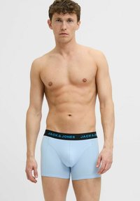 Világoskék pamut boxer alsó fekete derékrésszel, amelyen a "JACK & JONES" márkanevének kék betűi láthatók. Sima tapintású.