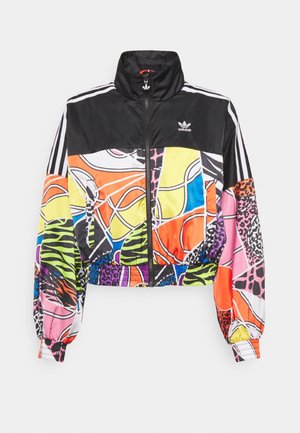 Damska kurtka Adidas zapinana na zamek z wysokim kołnierzem, czarny karczek, białe paski na rękawach oraz wielokolorowy abstrakcyjny wzór zwierzęcy na ciele i rękawach.