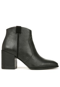 Schwarze Leder-Ankle-Boots mit spitzer Zehe, rechteckigem Blockabsatz und einer Zuglasche hinten. Glatte Oberfläche mit minimalen Nähdetails.
