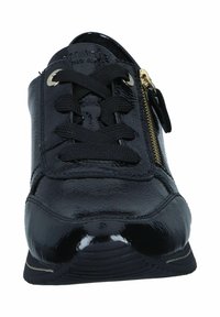 Zwarte gepatineerde leren sneaker met ronde neus, gestructureerd oppervlak, zwarte veters en een zijdetail met een gouden rits. Vlakke rubberen zool.