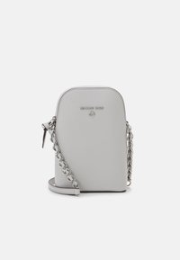 Borsa a tracolla in pelle grigia con texture, dotata di una tracolla in argento. Forma superiore arrotondata e logo stampato sul davanti. Chiusura con zip.
