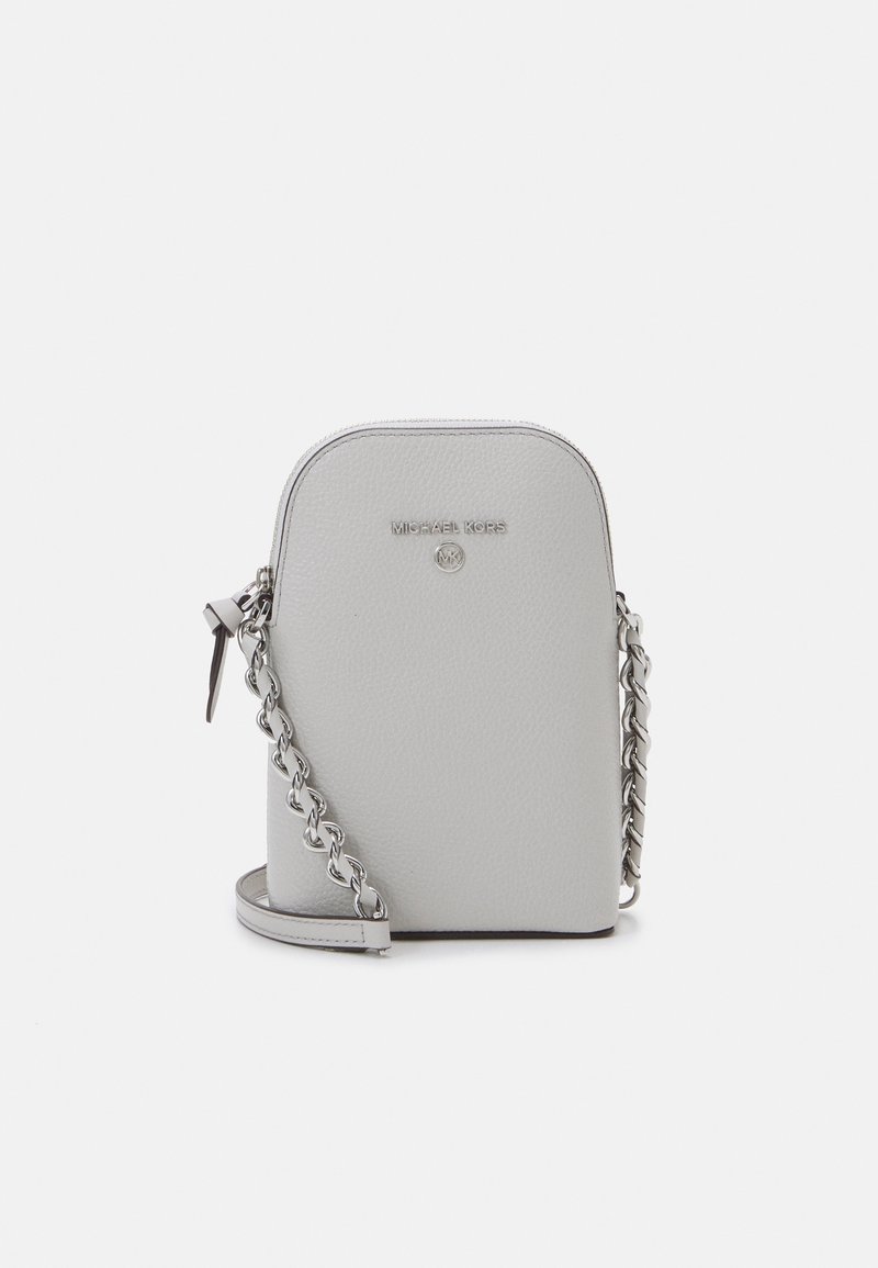 Borsa a tracolla in pelle grigia con texture, dotata di una tracolla in argento. Forma superiore arrotondata e logo stampato sul davanti. Chiusura con zip.