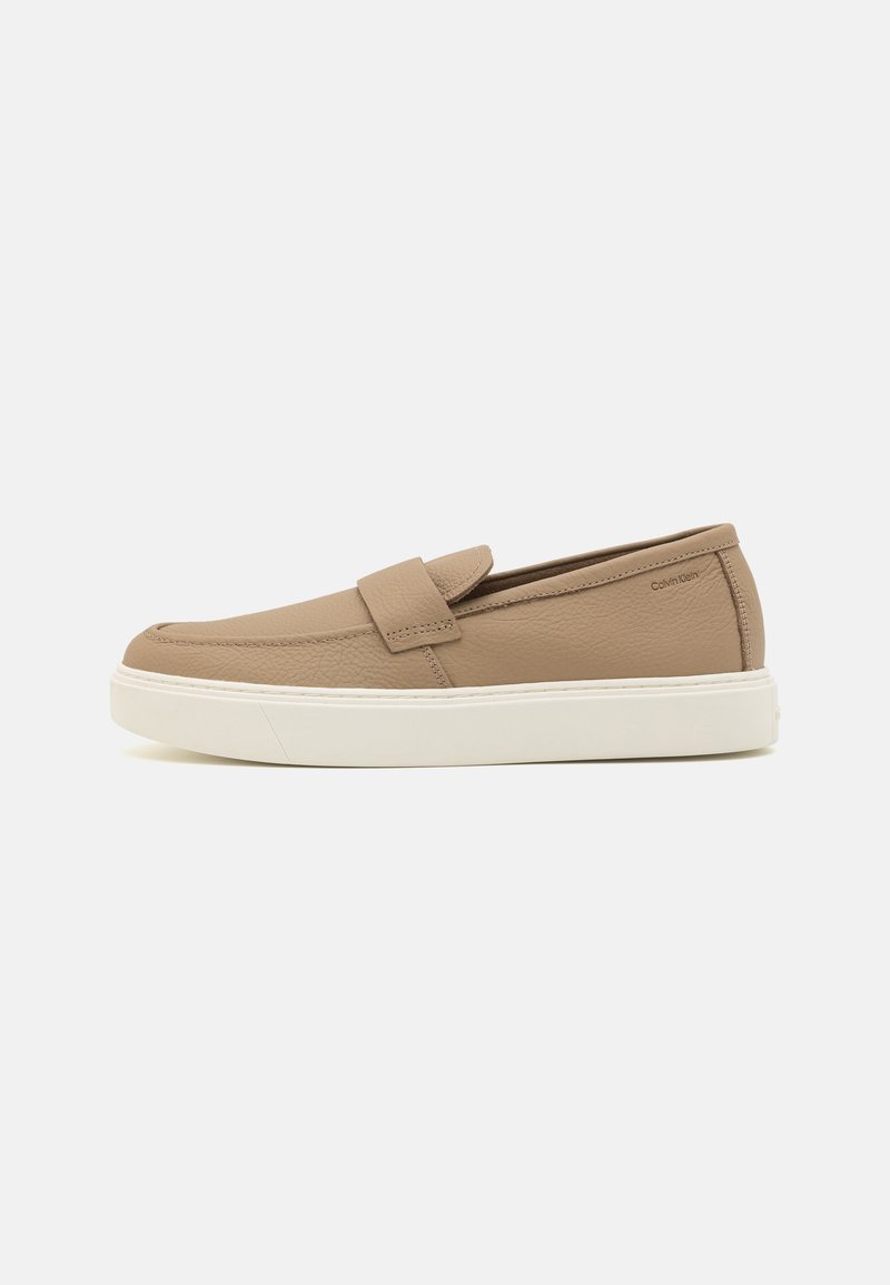 Hnědé kožené slip-on boty s texturovaným povrchem, se širokou lehkou bílou gumovou podrážkou a jednoduchým páskovým akcentem.