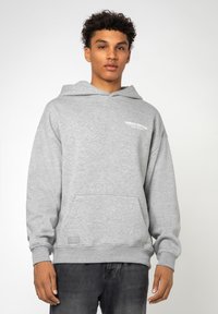 Grijze hoodie van een katoenmix, met een voorvak, koordkap en het 'Urban Edition' logo geborduurd in het wit.