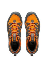 Oranžové a šedé sportovní boty s síťovinovým svrškem, texturovanými detaily, elastickými tkaničkami a zesílenou špičkou. Obsahují logo na jazyku.