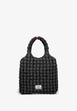 Schwarze, gepolsterte Tragetasche mit einem gesteppten Design, das runde Formen aufweist, einer gummierten Textur und einem kontrastierenden orangen Akzent am Griff.