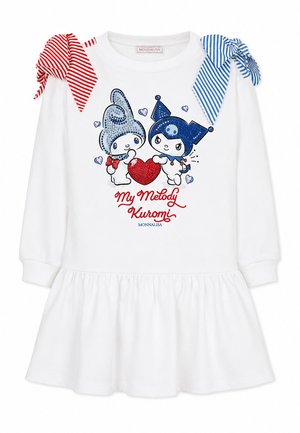 Biała sukienka z długim rękawem z czerwononiebieskimi paskowanymi kokardami na ramionach, z postaciami My Melody i Kuromi trzymającymi czerwone serce oraz tekstem poniżej.