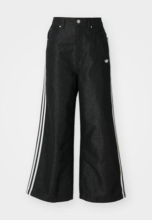 Zwarte denim broek met wijde pijpen, voorzien van drie witte strepen aan elke zijkant en een klein wit logo. Heeft voorzakken en een knoopsluiting.