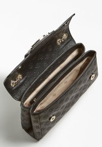 Černá kožená kabelka s embosovaným květinovým vzorem, zlatými kovovými doplňky, dvěma přihrádkami a zipovým oddílem, a bezpečným zacvakávacím uzávěrem.