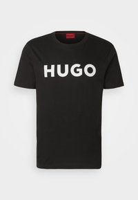 Camiseta de algodón negra con cuello redondo, que presenta el texto en blanco "HUGO" en la parte delantera. Manga corta, textura suave, sin patrones.