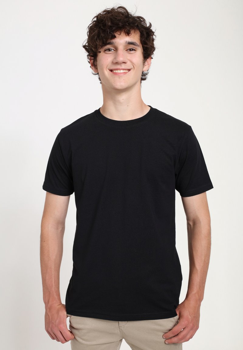 Černé tričko s kulatým výstřihem vyrobené z bavlny, krátké rukávy a klasický střih. Hladká textura bez viditelných vzorů nebo akcentů.
