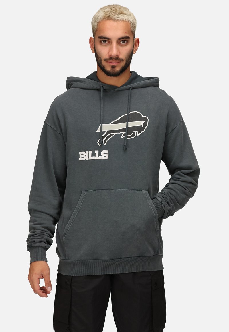 Sudadera gris con un bolsillo frontal, que presenta un logo de búfalo en blanco y gris y el texto "BILLS". El material parece suave y tiene un corte holgado.