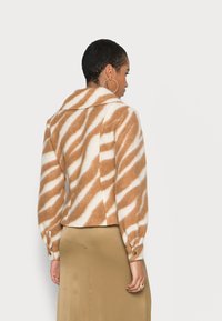 Gestuz OLENAGZ SHORT - Casaco de verão - camel/white