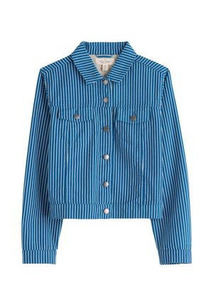 Niebieska krótka kurtka dżinsowa z białymi pionowymi paskami, zapinana na srebrne guziki na przodzie, z klapkowymi kieszeniami na piersi i długimi rękawami z mankietami.