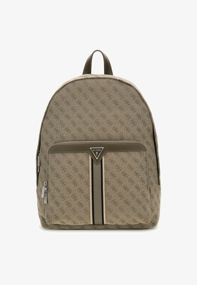 Zaino in tessuto beige con un motivo logo su tutta la superficie, tasca frontale con zip e una striscia nera decorativa. Include una maniglia superiore.