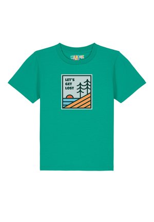Türkises Baumwoll-T-Shirt mit einem Druckgrafik von Bäumen, einer Sonne und dem Text "LASS UNS VERLIEREN" in einem rechteckigen Rahmen.